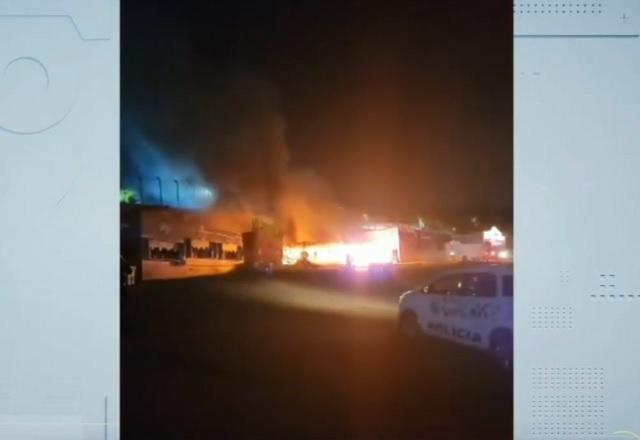 Incêndio em galpão, durante a noite