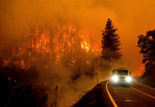 Incêndio florestal atinge norte da Califórnia