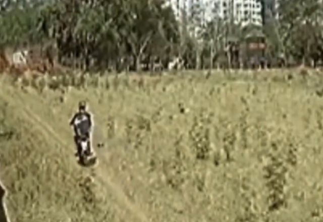 Entregador de aplicativo é flagrado colocando fogo em mata no interior de SP | Reprodução/SBT Interior