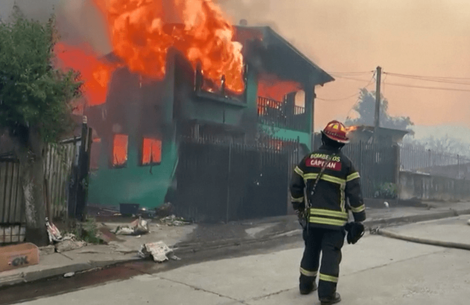 Incêndios florestais forçaram a retirada de pelo menos 20 mil pessoas de regiões no sul do Chile | Reprodução/Reuters