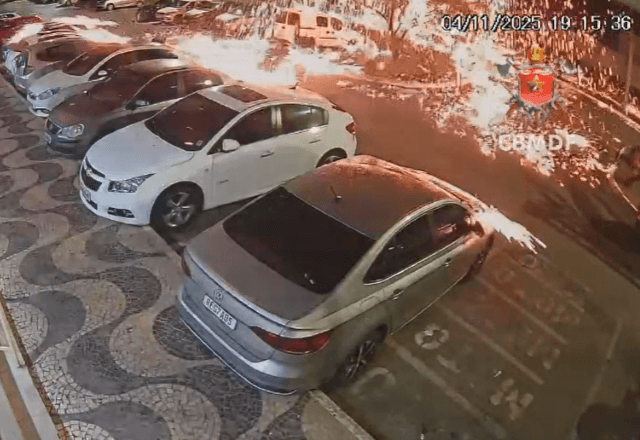 VÍDEO: curto-circuito em rede elétrica no DF provoca incêndio e lança faíscas sobre carros