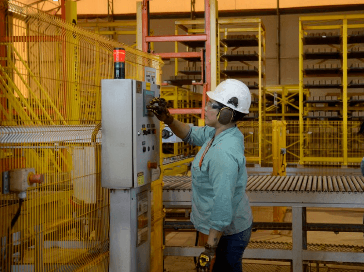 Produção industrial cai 7 pontos e tem pior mês de abril desde 2023, diz CNI Produção industrial cai 7 pontos e tem pior mês de abril desde 2023, diz CNI