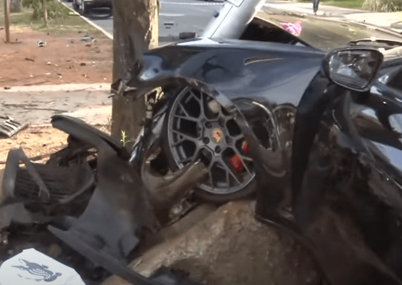 Carro de influenciadores colidiu com outro veículo e depois atingiu poste | SBT