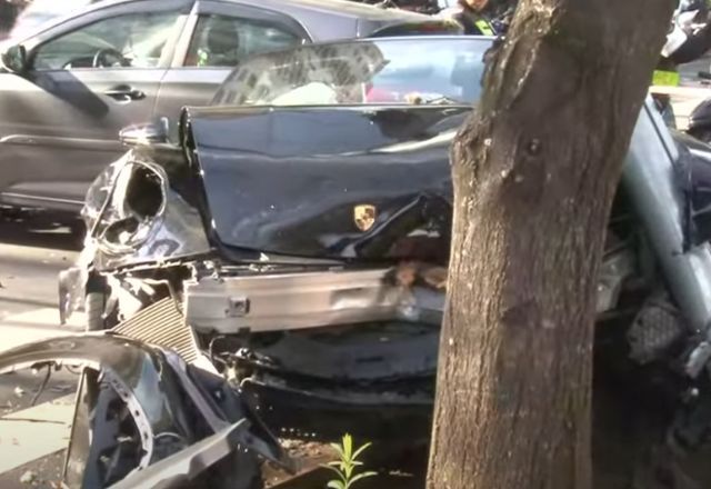 A frente do Porsche 911 Carrera S Cabriolet ficou completamente destruída | SBT