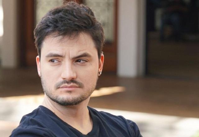 Felipe Neto olhando para o lado (Reprodução/Instagram)