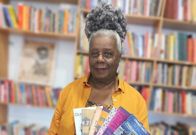 Conceição Evaristo segurando livros (Reprodução/Instagram)