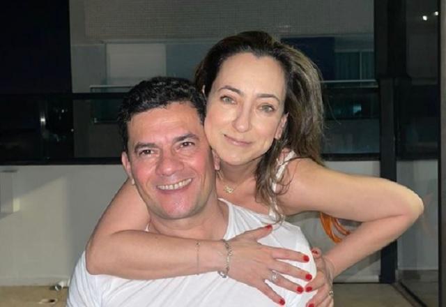 ~Rosângela Moro abraçando Sergio Moro por trás (Reprodução/Instagram)