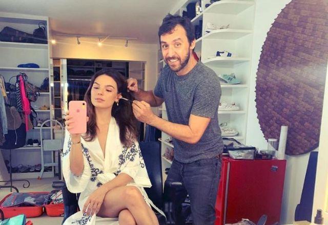 Rico Tavares maquiando Isis Valverde (Reprodução/Instagram)