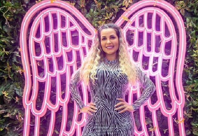 Deolane Bezerra à frente de figura representando asas de anjo (Reprodução/Instagram)