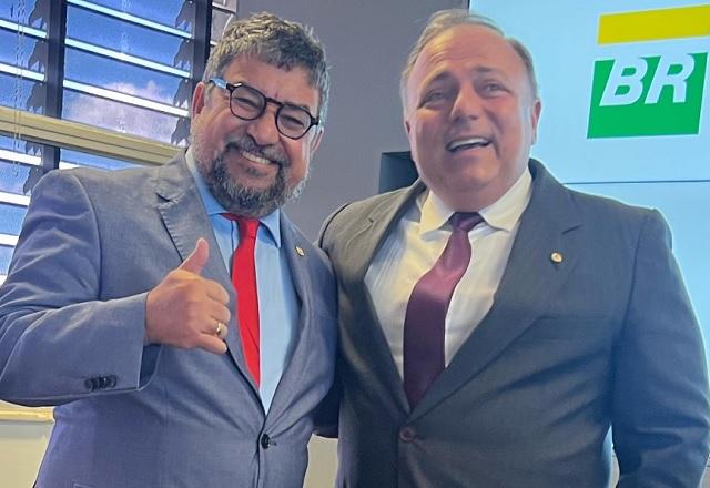 Washington Quaquá, sorridente, faz sinal de positivo ao lado de Eduardo Pazuello (Reprodução/Instagram)