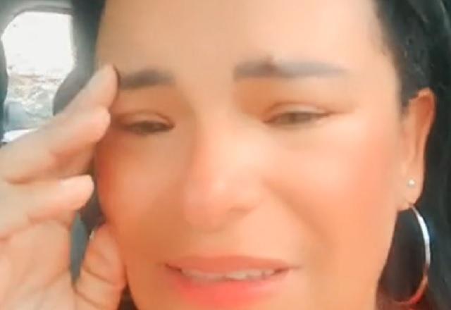 Carina Mello chorando (Reprodução/Instagram)