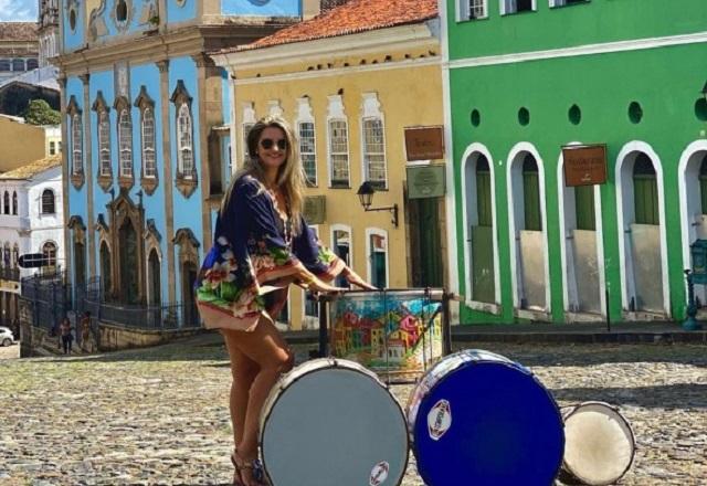 Advogada  com tambores no Pelourinho (Reprodução/Instagram)