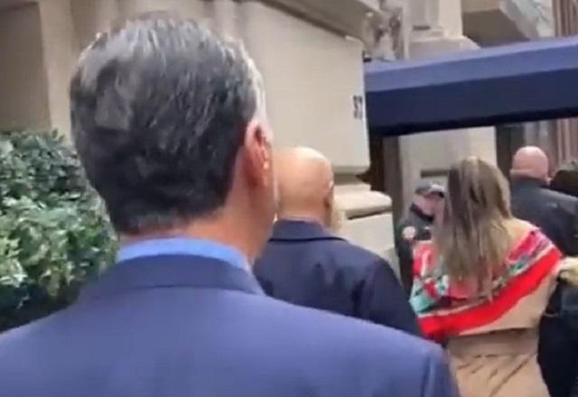 Barroso caminhando em direção a entrada de edifício (Reprodução/Instagram)