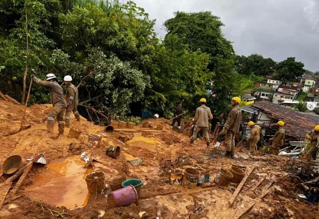 Profissionais do Corpo de Bombeiros trabalham em meio a lama (Reprodução/Instagram)
