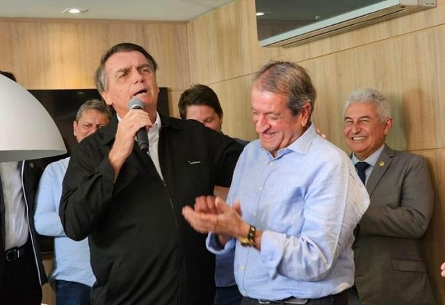 Valdemar Costa Neto aplaude enquanto Bolsonaro fala ao microfone (Reprodução/Instagram)