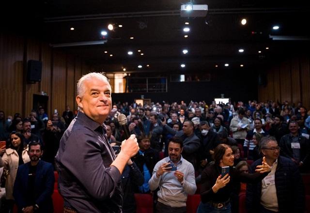 Márcio França segurando microfone em palco, à frente de público (Reprodução/Instagram)