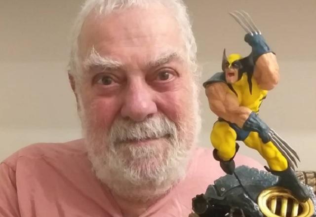 Isaac Bardavid segurando action figure de Wolverine (Reprodução/Instagram)