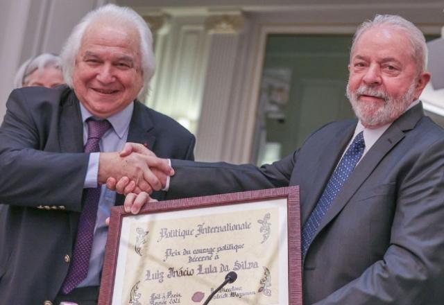 Ex-presidente recebendo o prêmio Coragem Política, da revista Politique Internationale, em Paris | Reprodução/Instagram