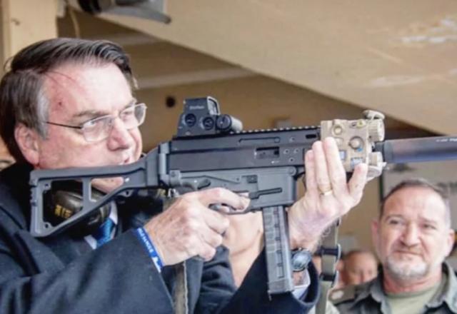 Ex-presidente Jair Bolsonaro com arma (Reprodução/Instagram)