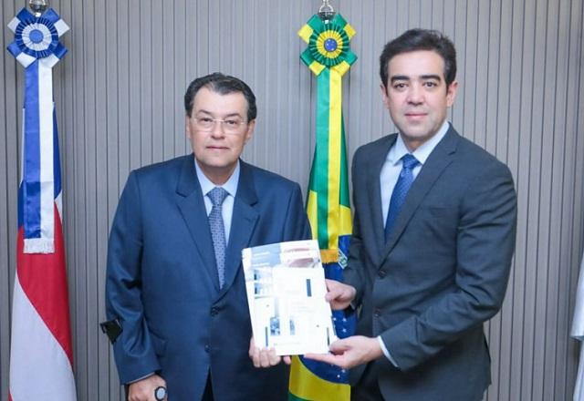 Bruno Dantas e Eduardo Braga segurando análise técnica (Reprodução/Instagram)