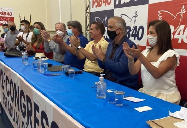 Sentados a mesa, Márcio França e outros integrantes do PSB aplaudem, durante 12º Congresso Congresso Estadual de São Paulo da sigla (Reprodução/Instagram)