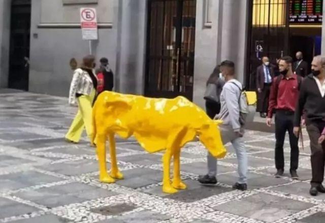Estátua foi instalada no mesmo local onde o Touro de Ouro havia sido colocado no mês passado | Reprodução/Instagram marciapinheiroficial