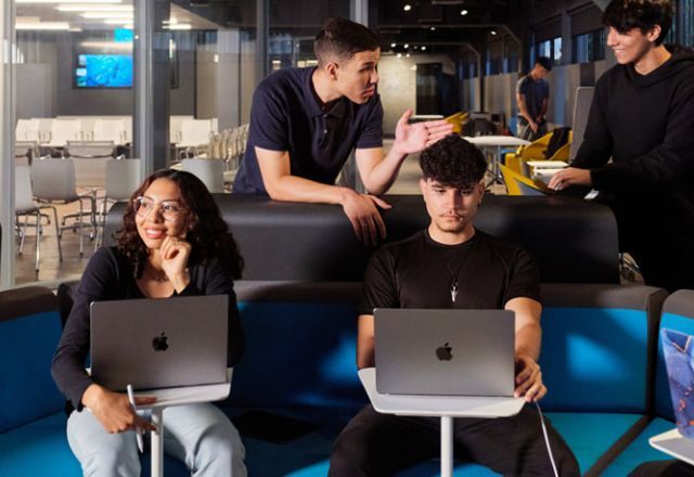 Instituições de ensino em 8 estados no Brasil vão ministrar cursos presenciais da Apple de IA | Divulgação/Apple