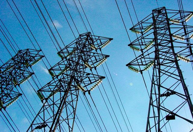 Torres de transmissão de energia lado a lado (Reprodução/Instituto Escolhas)