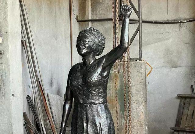 Esculpida pelo artista Edgar Duvivier, estátua é de bronze e mede 1,75 metros de altura | Divulgação/Instituto Marielle Franco