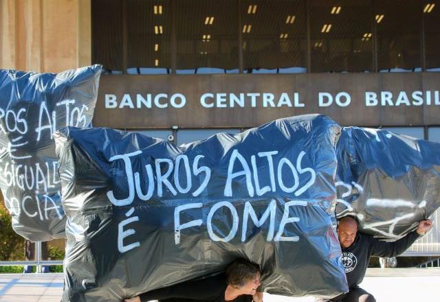 Integrantes de centrais sindicais fazem protesto contra os juros altos em frente à sede do Banco Central
