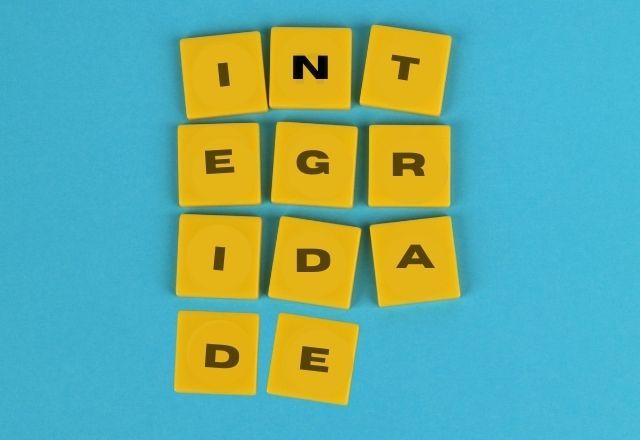 Integridade vem do latim integritate, significa a qualidade de alguém ou algo a ser integre, de conduta reta, pessoa de honra e ética | Pexels/Montagem/SBT News/Cido Coelho