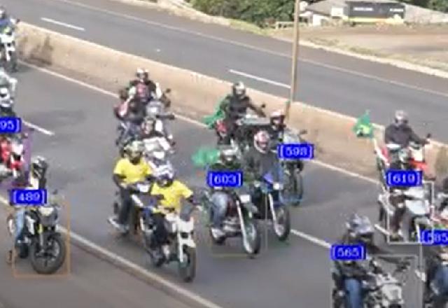 Inteligência artificial conta número de motocicletas em Chapecó