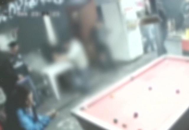 Homem armado dispara dentro de bar, mata um e fere outros dois