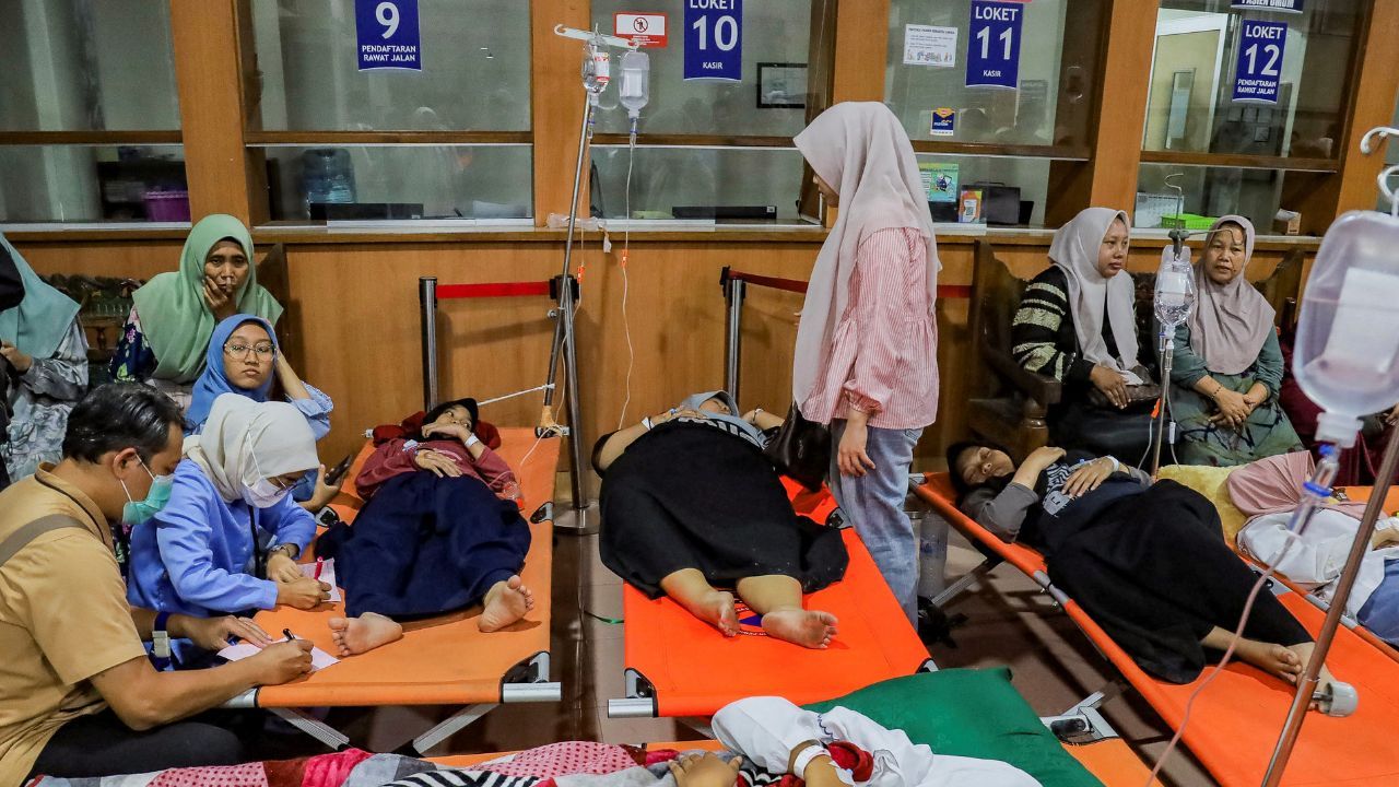 Intoxicação alimentar em Sidoarjo, na província de Java Oriental, na Indonésia. | REUTERS/Suryanto