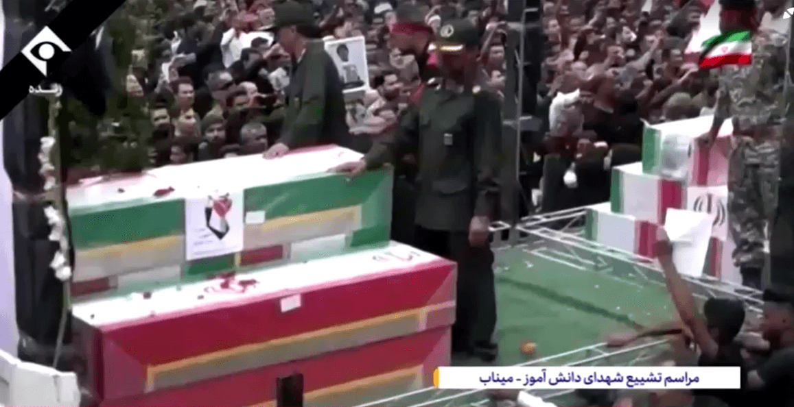 Irã realiza cortejo fúnebre para vítimas do ataque à escola feminina de Minab | Reprodução/TV Estatal iraniana