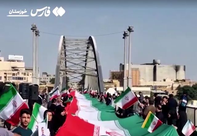 Iranianos formam correntes humanas em pontes e usinas após ameaças de Trump | Reprodução/Reuters