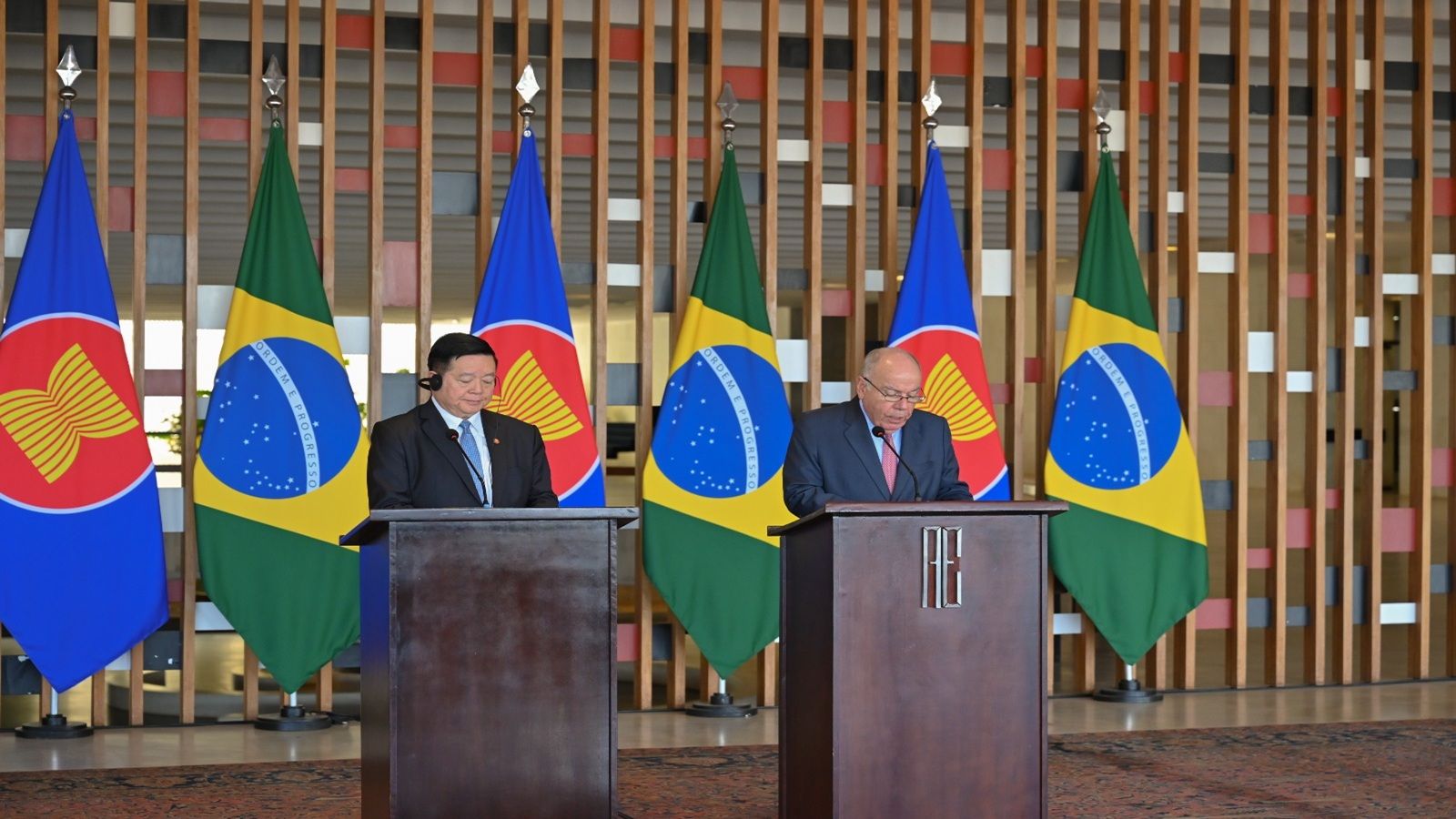 Tensão com EUA aproxima Brasil de bloco da Ásia Tensão com EUA aproxima Brasil de bloco da Ásia