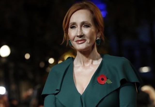 J.K Rowling veste verde e está de cabelo ruivo e preso