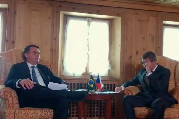 Jair Bolsonaro encerra participação em Davos e fala sobre refugiados Jair Bolsonaro encerra participação em Davos e fala sobre refugiados