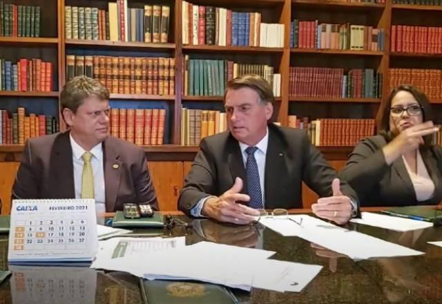 Jair Bolsonaro anuncia em live que vai zerar impostos federais sobre o gás de cozinha e diesel | Foto reprodução