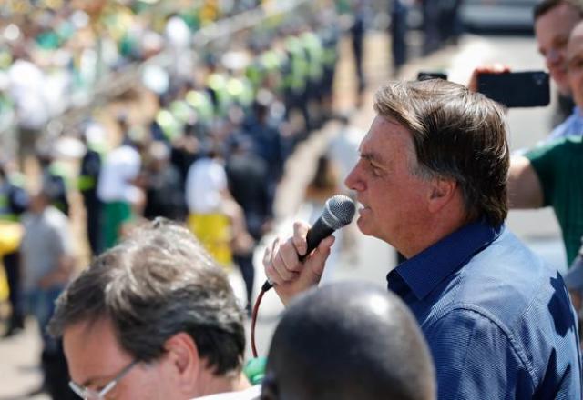 Jair Bolsonaro discursa durante ato em Brasília
