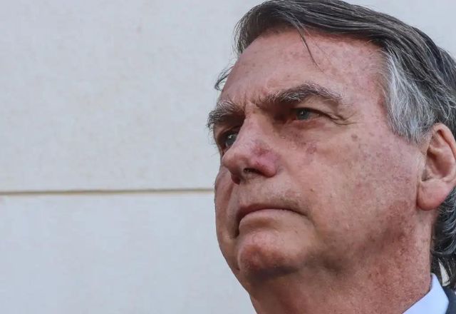 Jair Bolsonaro é internado em hospital de Manaus 