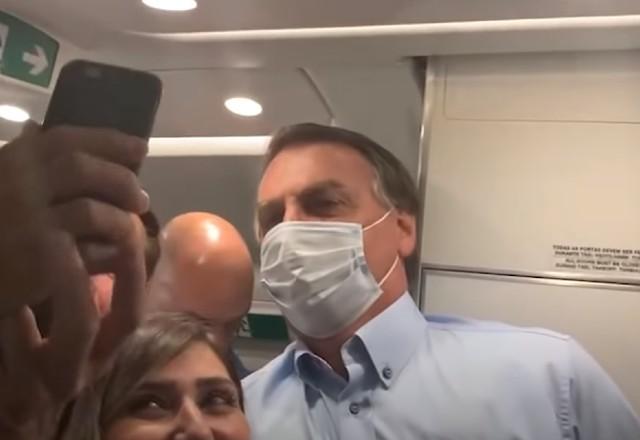 Jair Bolsonaro em avião