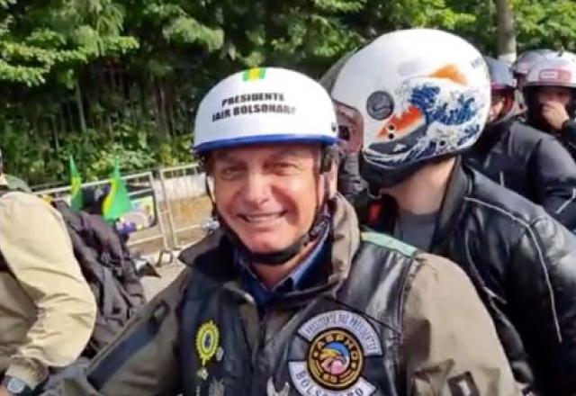 Jair Bolsonaro sem máscara em motociata