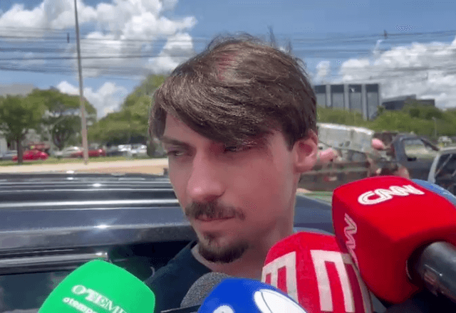 Filho do ex-presidente falou com jornalistas após visitar o pai | SBT