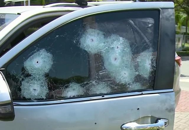Janela de carro blindado com marcas de tiros
