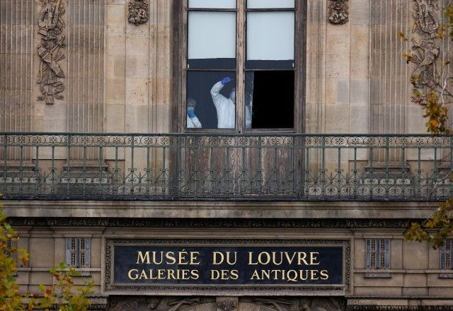 Janela do Louvre é inspecionada após roubo | 22/10/2025/Reuters/Gonzalo Fuentes