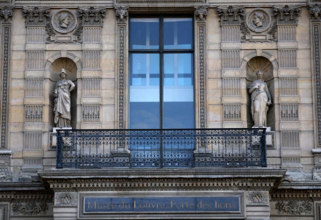 Janela no Museu do Louvre | Foto: REUTERS/Gonzalo Fuentes