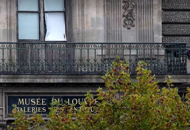 Janela quebra na Louvre, em Paris | Foto: Reprodução/Reuters