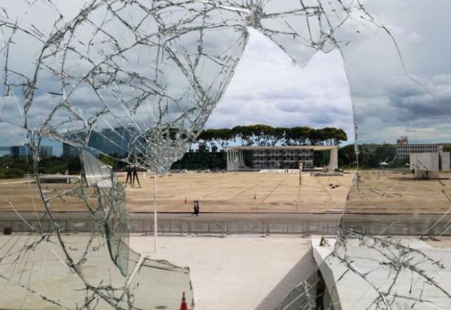 Janelas danificadas no Palácio do Planalto